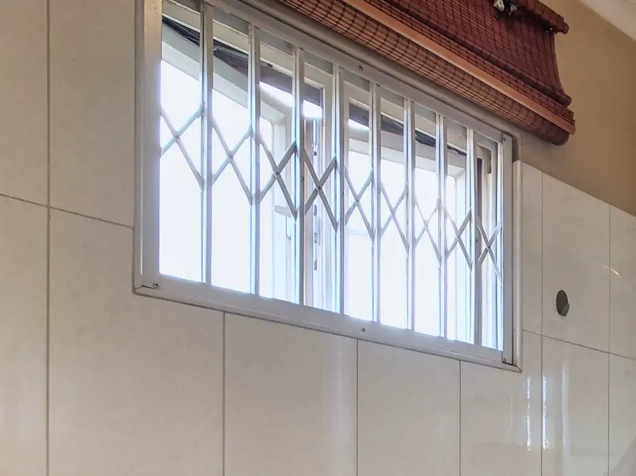 Bathroom 2: windows and doors. The window with its folding grille and a roller blind (sample photo)